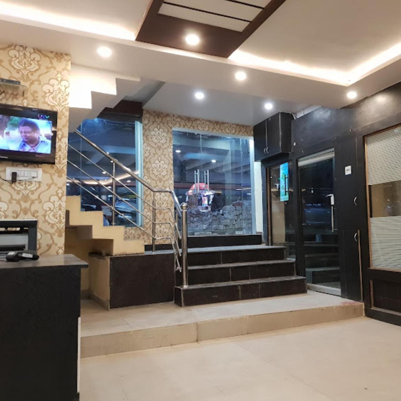 New Kumar Hotel & Banquet Lucknow Eksteriør billede