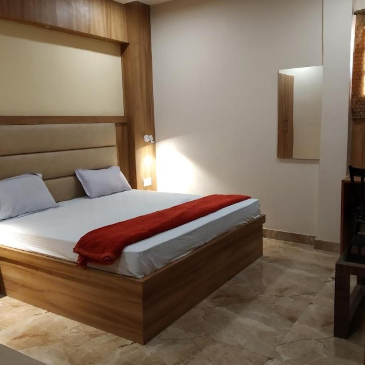 New Kumar Hotel & Banquet Lucknow Eksteriør billede