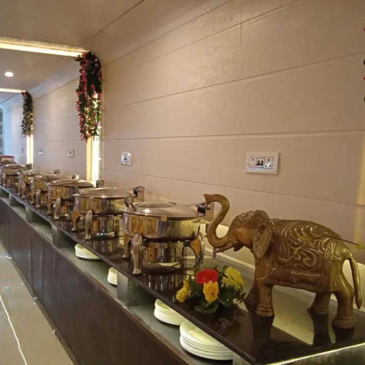 New Kumar Hotel & Banquet Lucknow Eksteriør billede